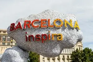 A mosaic thought-bubble sculpture with “BARCELONA inspira” in red and yellow celebrates Barcelonas dynamic spirit—MIT Creators DMC.