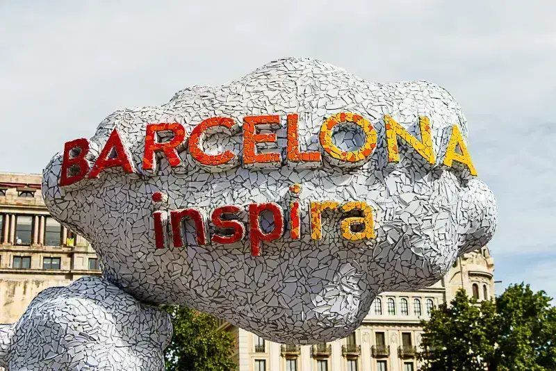 A mosaic thought-bubble sculpture with “BARCELONA inspira” in red and yellow celebrates Barcelonas dynamic spirit—MIT Creators DMC.