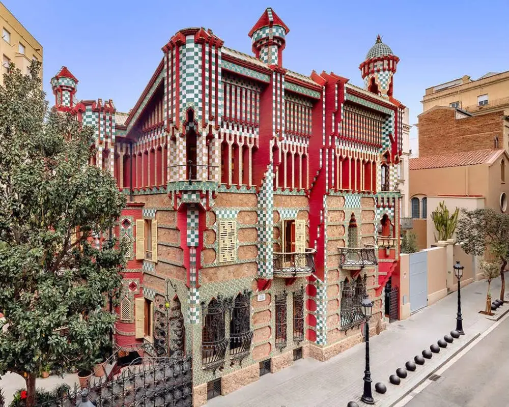 Discover Gaudí’s iconic architecture on Barcelona’s famous route with MIT Creators, expert DMC for unique corporate events.