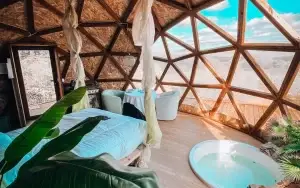 Experimente una habitación con cúpula geodésica única en Barcelona con vistas impresionantes, diseño ecológico y comodidades de lujo, por MIT Creators DMC.