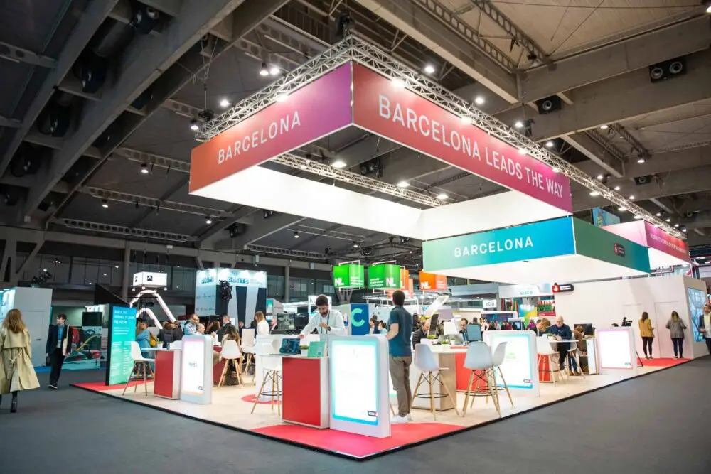 Modern exhibition booth with BARCELONA LEADS THE WAY sign—MIT Creators excels at dynamic, vibrant corporate events in Barcelona.