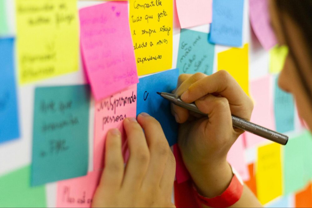 Employee recognition event ideas on colorful sticky notes, organized by MIT Creators, top Barcelona DMC company.